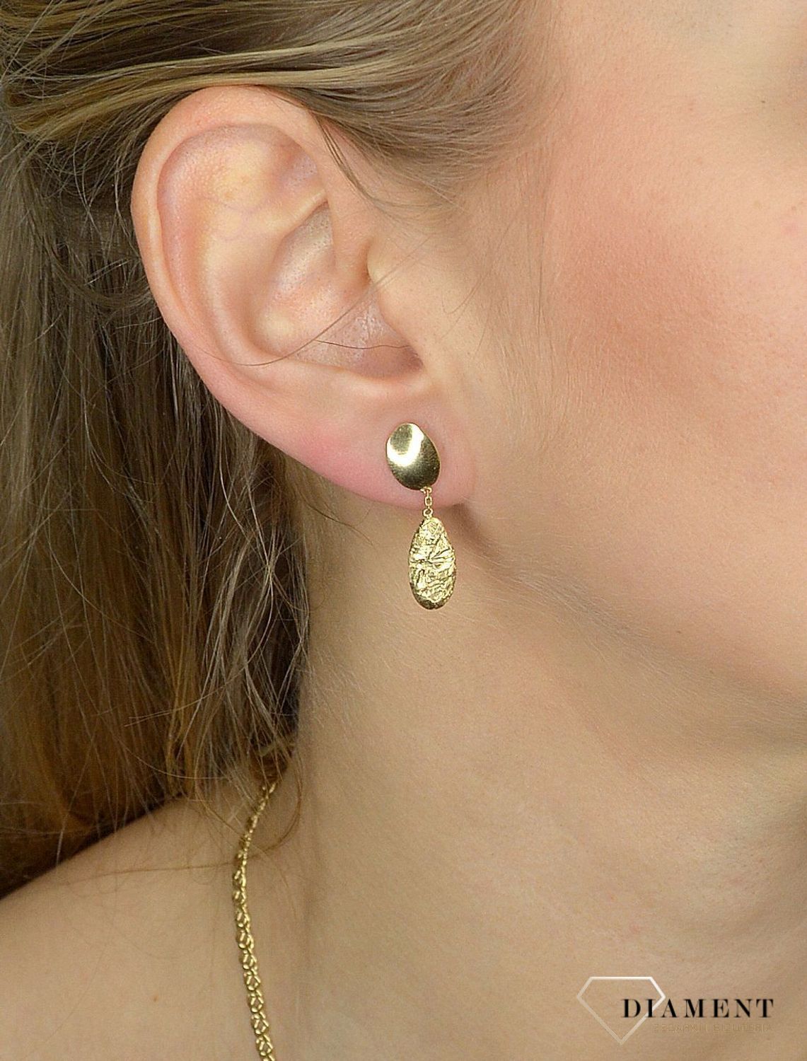 Złote kolczyki 585 wiszące łezki C OZ 55 💎 Złote kolczyki w formie wiszącej łezki, jedna z nich została wykonana z białego złota.jpg